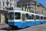 Be 2/4 2406, auf der Linie 5, wartet am 12.04.2024 als Zweitwagen an der Haltestelle Bellevue. Aufnahme Zürich.