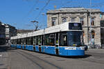 Be 6/8 Flexity 4032, auf der Linie 17, fährt am 12.04.2024 zur Haltestelle beim Bahnhof Zürich.