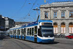 Be 5/6 Cobra 3061, auf der Linie 13, fährt am 12.04.2024 zur Haltestelle beim Bahnhof Zürich.