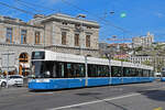 Be 6/8 Flexity 4015, auf der Linie 11, fährt am 12.04.2024 zur Haltestelle beim Bahnhofplatz Zürich.