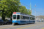 Be 4/6 2028, auf der Linie 15, fährt am 12.04.2024 durch den Limmatquai. Aufnahme Zürich.