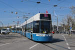 Be 6/8 Flexity 4004, auf der Linie 2, fährt am 12.04.2024 bei der Haltestelle Bellevue ein.