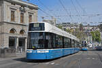 Be 6/8 Flexity 4047, auf der Linie 13, fährt am 12.04.2024 zur Haltestelle beim Bahnhofplatz in Zürich.