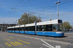 Be 6/8 Flexity 4050, auf der Linie 4, überquert am 12.04.2024 die Bahnhofbrücke.