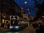 Straßenbahn Zürich Linie 7 nach Bahnhof Stettbach in der Bahnhofstraße, 08.12.2024.