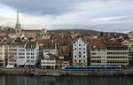 Ein Flexity Be 6/8 zwischen Rathaus und Rudolf-Brun-Brücke, vom Lindenhof gesehen am 29.12.2022.