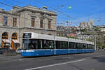 Be 6/8 Flexity 4059, auf der Linie 17, fährt am 12.04.2024 zur Haltestelle beim Bahnhofplatz in Zürich.