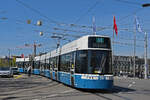 Be 6/8 Flexity 4040, auf der Linie 11, fährt am 12.04.2024 bei der Haltestelle Bellevue ein. Aufnahme Zürich.