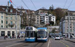 Generationentreffen: ein Flexity Be 6/8 der Linie 4 und ein Cobra Be 5/6 der Linie 6 in Zürich, zwischen Central und Bahnhofquai/HB bzw.