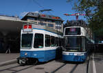 Der Generationenwechsel läuft umgekehrt: Die Flexitys kommen, die Tram 2000 gehen. Be 6/8 4027 und Be 4/6 2062 in Zürich, Bellevue am 26.05.2023.