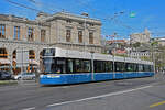 Be 6/8 Flexity 4014, auf der Linie 13, fährt am 12.04.2024 zur Haltestelle beim Bahnhofplatz in Zürich.