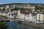 Ein Flexity Be 6/8 der Linie 4 in Zürich, Rudolf-Brun-Brücke.