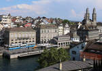 Eine Sänfte Be 4/8 der Linie 15 an der Haltestelle Rathaus in Zürich. Vom Lindenhof gesehen am 03.06.2023.