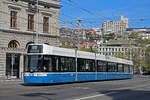 Be 6/8 Flexity 4028, auf der Linie 11, fährt am 12.04.2024 zur Haltestelle beim Bahnhofplatz in Zürich.