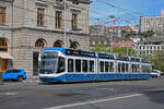 Be 5/6 Cobra 3017, auf der Linie 14, fährt am 12.04.2024 zur Haltestelle beim Bahnhofplatz in Zürich.