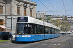 Be 6/8 Flexity 4032, auf der Linie 17, fährt am 12.04.2024 zur Haltestelle beim Bahnhofplatz in Zürich.