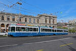 Doppeltraktion, mit dem Be 4/6 2064 und 2048, auf der Linie 17, fährt am 12.04.2024 zur Haltestelle beim bahnhofplatz in Zürich.