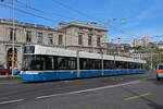 Be 6/8 Flexity 4025, auf der Linie 11, fährt am 12.04.2024 zur Haltestelle beim Bahnhofplatz in Zürich.