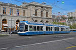 Be 5/6 Cobra 3018, auf der Linie 17, fährt am 12.04.2024 zur Haltestelle beim Bahnhofplatz in Zürich.