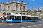 Be 6/8 Flexity 4055, auf der Linie 14, fährt am 12.04.2024 zur Haltestelle beim Bahnhofplatz in Zürich.