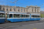 Be 4/6 2066, auf der Linie 7, fährt am 12.04.2024 als Zweit Wagen zur Haltestelle beim Bahnhofplatz in Zürich.