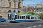 Be 5/6 Cobra 3085, auf der Linie 3, fährt am 12.04.2024 zur Haltestelle beim Bahnhofplatz in Zürich.