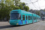 Be 5/6 Cobra 3086 mit der Werbung für die Zürich Versicherung, auf der Linie 3, fährt am 12.04.2024 zur Haltestelle beim Bahnhofplatz in Zürich.