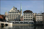 . Ohne das Stadtbild zu stören - 

...verkehren die Straßenbahnen in Zürich durch die Straßen. Hier fährt ein Cobra-Tram bei der Rudolf-Brun-Brücke an der Limmat entlang. Im Hintergrund der Turm der Predigerkirche.

09.03.2008 (M)