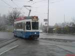 Snftentram Be 4/8 2111 fhrt bei Schneefall in die Wendeschleife beim Zoo.