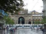 Umrahmt von Gebäuden und der Straßenbahn steht er da, der elegante Bahnhof Zürich.