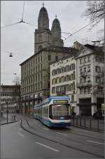 Hier vor dem Grossmünster ist der Nachschuss einer Cobra etwas harmonischer als der Blick ins Gesicht... Dezember 2015.