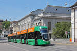 Be 6/8 Flexity 5015, auf der Linie 8, fährt den Steinenberg hoch zur Haltestelle Bankverein.