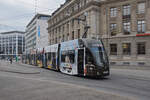 Be 6/8 Flexity 5015 mit der Hieber Werbung, auf der Linie 3, verlässt die Haltestelle am Aeschenplatz.