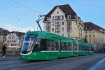 Be 6/8 Flexity 5033, auf der Linie 14, überquert am 24.11.2022 die Mittlere Rheinbrücke.