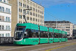 Be 6/8 Flexity 5004, auf der Linie 1, überquert am 20.12.2022 die Dreirosenbrücke.