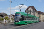 Be 6/8 Flexity 5030, auf der Linie 6, überquert am 07.09.2022 die Mittlere Rheinbrücke.