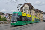 Be 6/8 Flexity 5003, auf der Linie 14, überquert am 09.05.2023 die Mittlere Rheinbrücke.