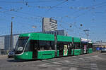 Be 4/6 Flexity 6002, auf der Linie 15, überquert am 14.06.2023 die Münchensteinerbrücke.