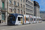 Be 6/8 Flexity 5028 mit der Werbung für die Basler Museen, auf der Linie 1, fährt am 02.09.2023 durch die Centralbahnstrasse zur Haltestelle Markthalle.