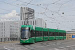 Be 6/8 Flexity 5019 auf der wegen einer Grossbaustelle zwischen Hardstrasse und Pratteln umgeleiteten Linie 14, fährt am 04.05.2024 bei der Haltestelle Münchensteinerstrasse ein.