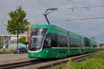 Be 6/8 Flexity 5016, auf der wegen einer Grossbaustelle zwischen Hardstrasse und Pratteln umgeleiteten Linie 14, fährt am 29.04.2024 zur Endstation M-Parc.