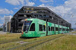 Be 6/8 Flexity 5030 mit einer Eigenwerbung für nachhaltigen und Klimaneutralen Öffentlichen Verkehr, auf der Linie 1, überquert am 24.06.2024 den Lothringerplatz.