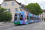 Be 6/8 Flexity 5034 mit der Werbung für Universitäres Zentrum Basel für Zahnmedizin (UZB), auf der Linie 14, fährt am 27.05.2024 den Steinenberg hinunter zur Haltestelle Barfüsserplatz.