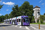 Be 6/8 Flexity 5028 mit der Werbung für die Fussball EM der Frauen 2025 in der Schweiz, auf der Linie 3, fährt am 08.07.2024 zur Haltestelle St.