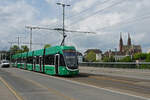 Be 6/8 Flexity 5009, auf der wegen einer Grossbaustelle am Steinenberg umgeleiteten Linie 6, überquert am 15.04.2024 die Wettsteinbrücke.