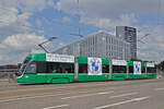 Be 4/6 Flexity 6009, auf der Linie 15, überquert am 19.08.2024 die Münchensteinerbrücke.