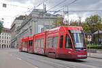 Be 4/6 Flexity mit der Werbung für die Raiffeisenbank, auf der Linie 15, fährt am 27.07.2024 den Steinenberg hoch zur Haltestelle Bankverein.