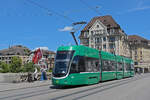 Be 4/6 Flexity 6017, auf der Linie 15, überquert am 08.07.2024 die Mittlere Rheinbrücke.