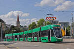 Be 6/8 Flexity 5016, auf der wegen einer Grossbaustelle zwischen Hardstrasse und Pratteln umgeleiteten Linie 14, überquert am 19.08.2024 die Münchensteinerbrücke.