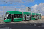 Be 4/6 Flexity 6001, auf der Linie 15, überquert am 19.02.2024 die Münchensteinerbrücke.